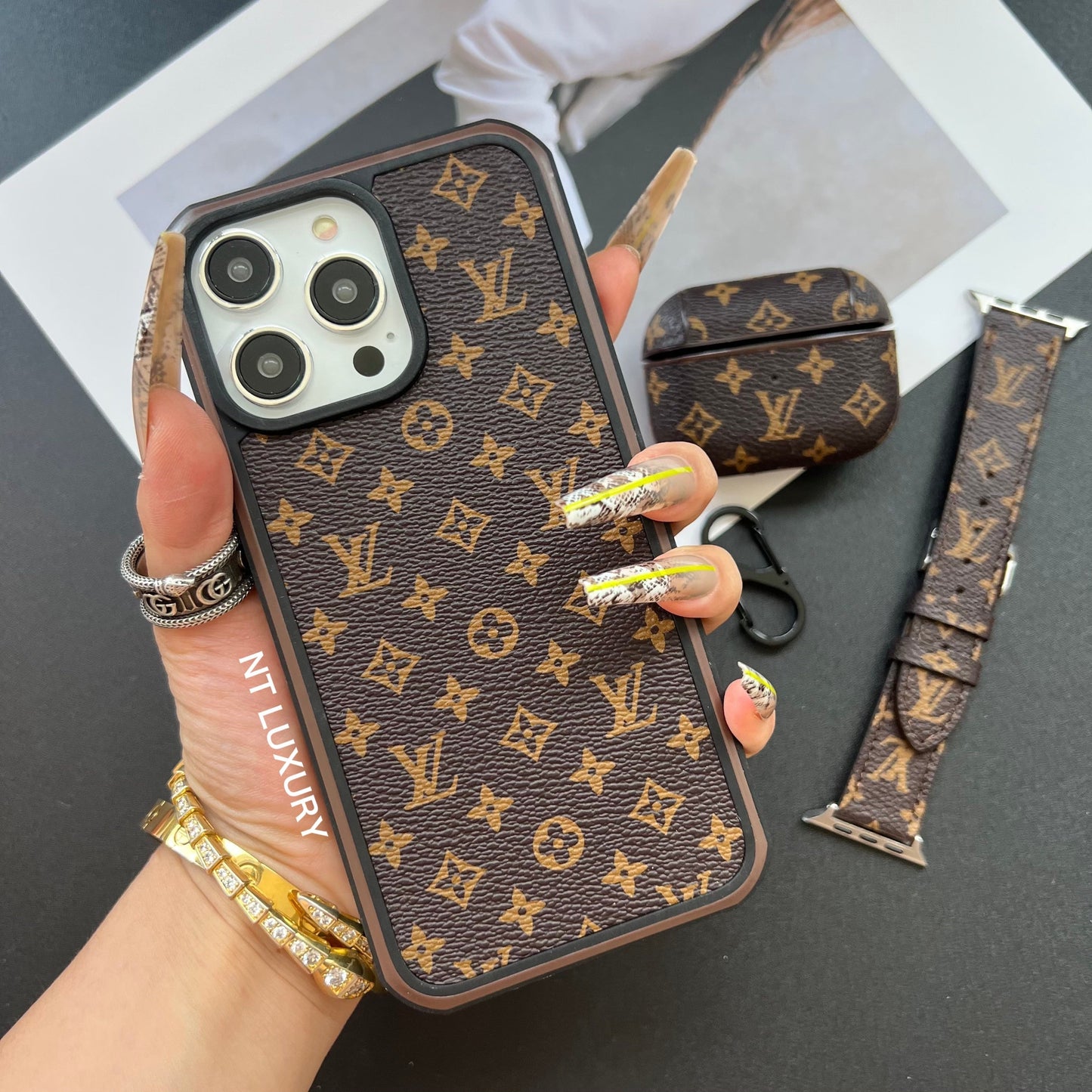 Traditional Touch Airpods Case (Small Love)