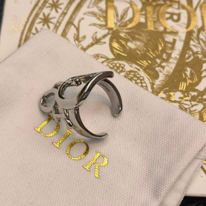 Offener Ring mit Hohlbuchstaben