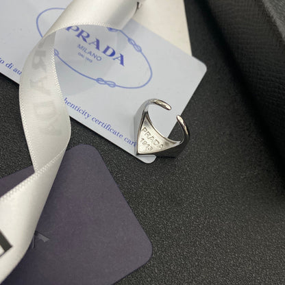 Anillo abierto con símbolo de logotipo triangular