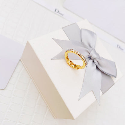 Anillo de diamantes con letras