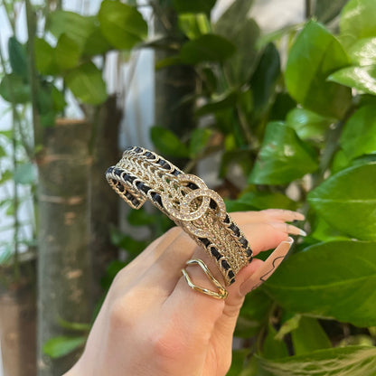 Pulsera de diseño dorado y negro