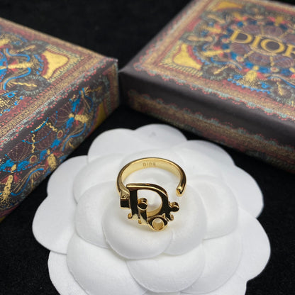 Anello aperto semplice con lettera