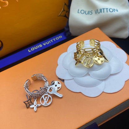 Anillo con colgante de monograma de llave clásica