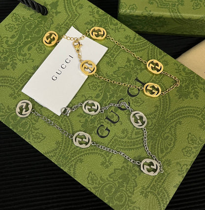 Modisches Armband mit dem Buchstaben G