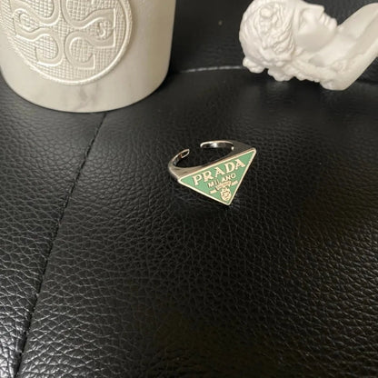 Anillo abierto con símbolo de logotipo triangular