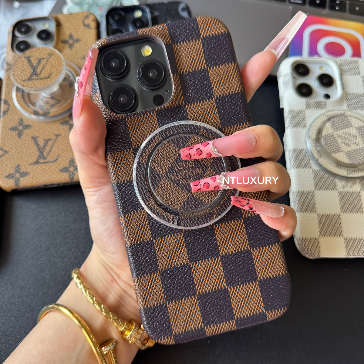 Traditional Love Phone Case with MagSafe Holder For iPhone (Brown Latticed)