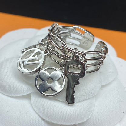 Anillo con colgante de monograma de llave clásica