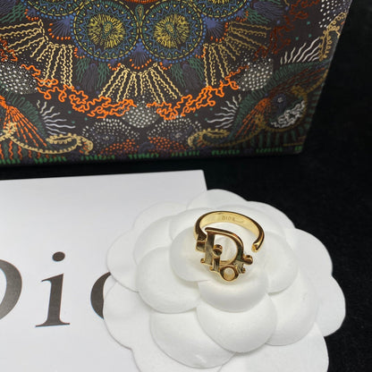 Anello aperto semplice con lettera
