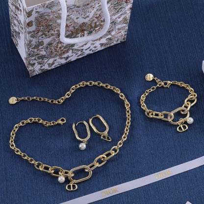 Set di 3 gioielli con orecchini a catena con colomba, bracciale e collana