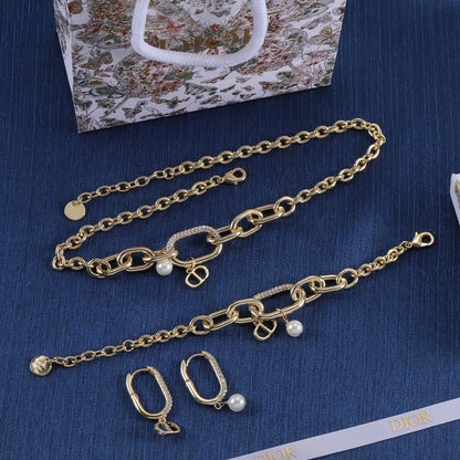 Set di 3 gioielli con orecchini a catena con colomba, bracciale e collana