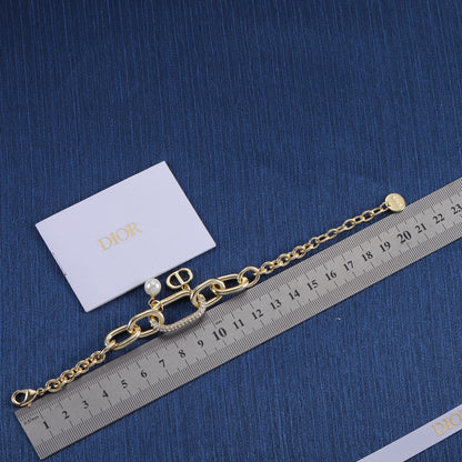 Set di 3 gioielli con orecchini a catena con colomba, bracciale e collana