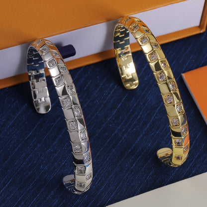 Bracciale aperto Love in oro