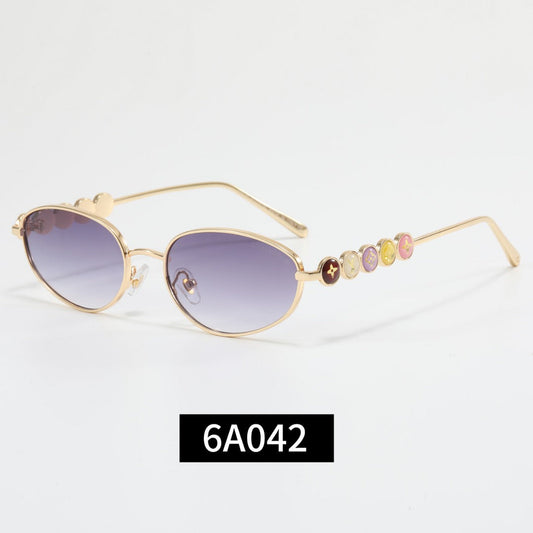 Gafas de sol con montura colorida y diseño de niña