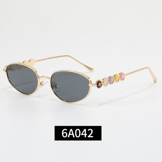 Gafas de sol con montura colorida y diseño de niña