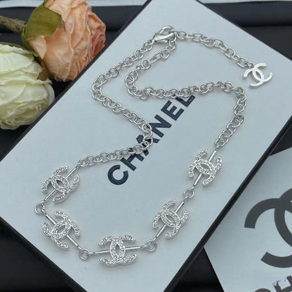 Conjunto de 2 piezas: collar y pulsera con diseño de chica chic (plata)