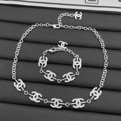 Conjunto de 2 piezas: collar y pulsera con diseño de chica chic (plata)