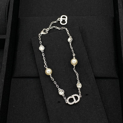 Elegantes Mädchen Taubenarmband
