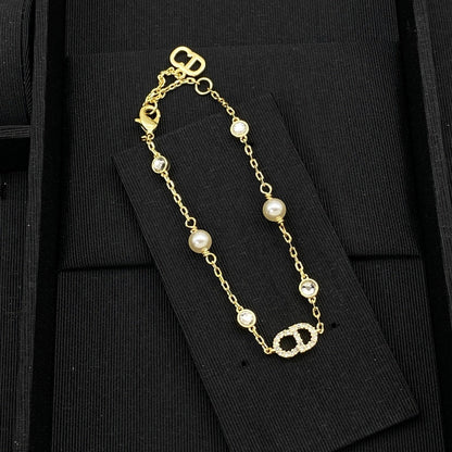 Elegantes Mädchen Taubenarmband